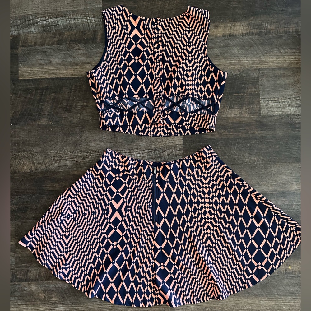 Geometric Two Piece Set - Picture 2 of 7
